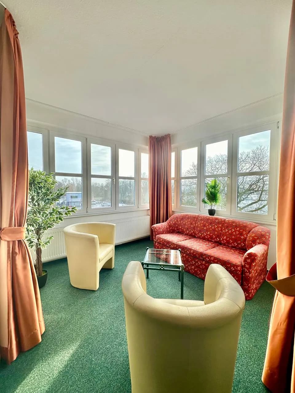 Überdachtes Atrium mit Sitzecke im Gästehaus Weserblick