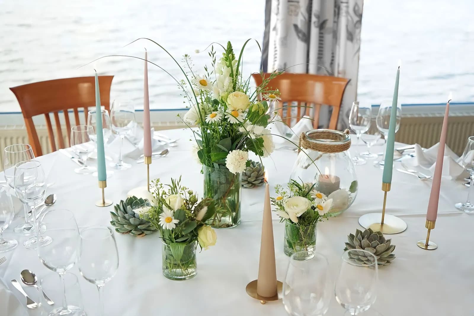 Festlich gedeckter Tisch mit Blumen und Kerzen