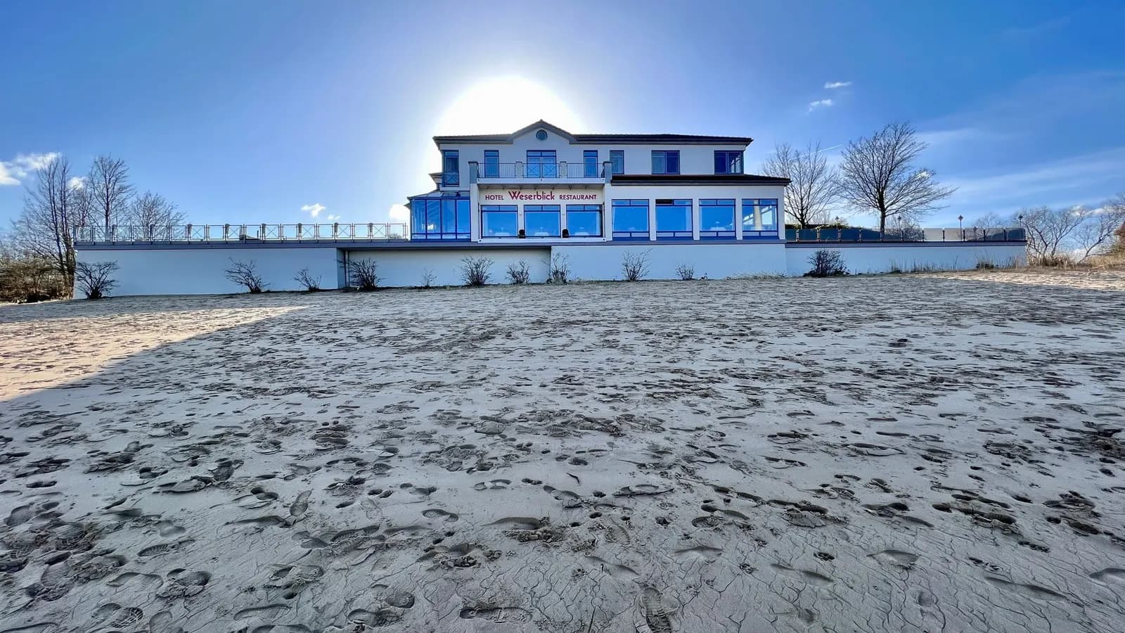 Das Haus Weserblick vom Weser-Sandstrand aus gesehen