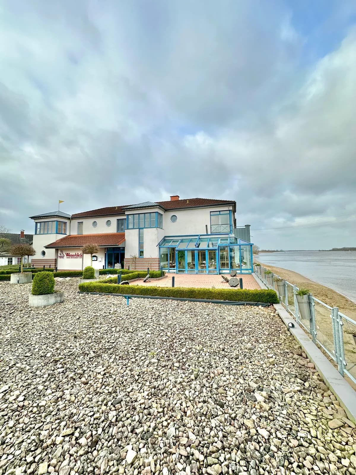 Das Gästehaus Weserblick vom Weser-Sandstrand aus