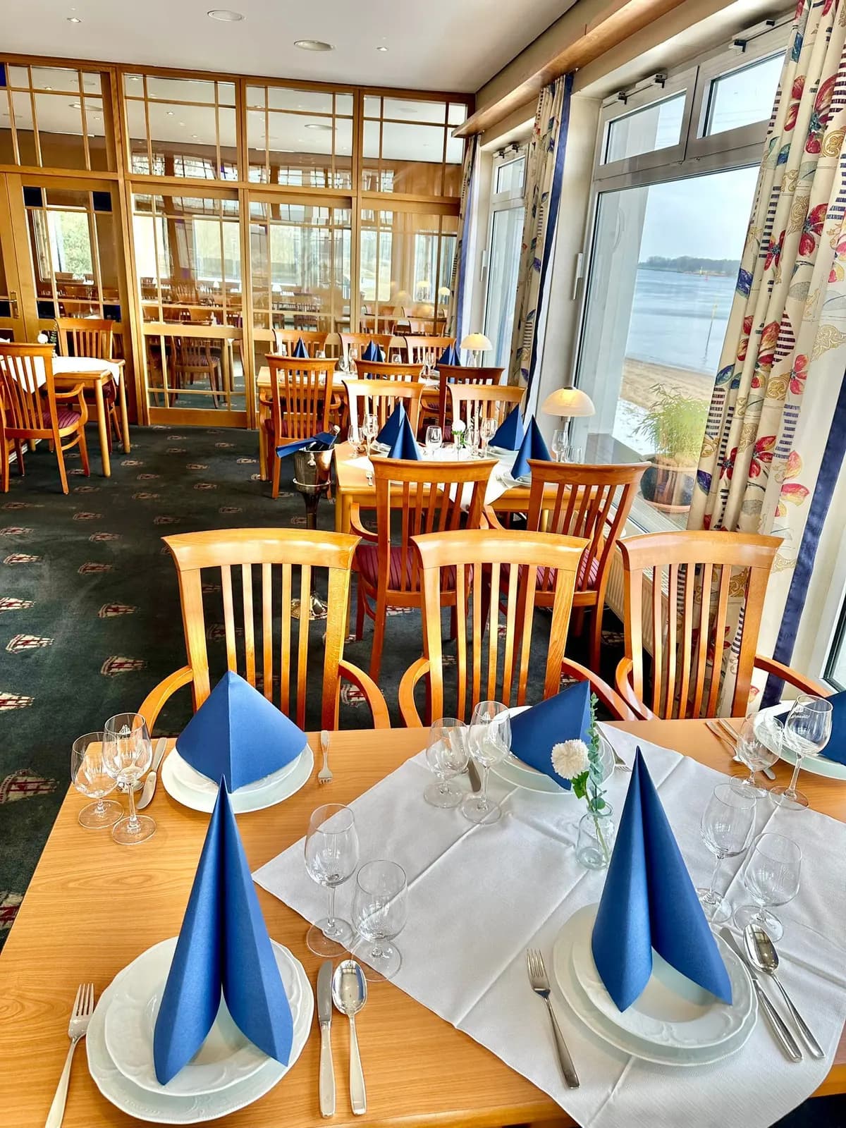 Gedeckter Saal im Weserblick mit Blick auf die Weser