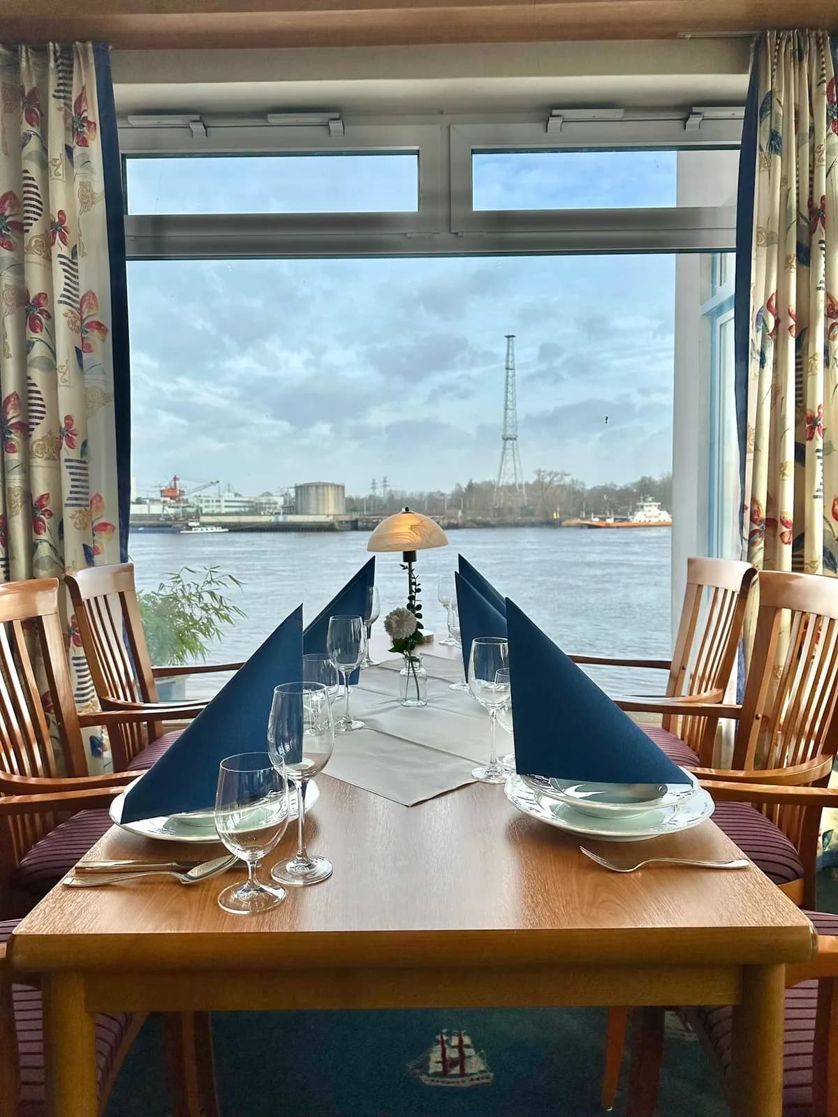 Tisch mit Blick aufs Wasser