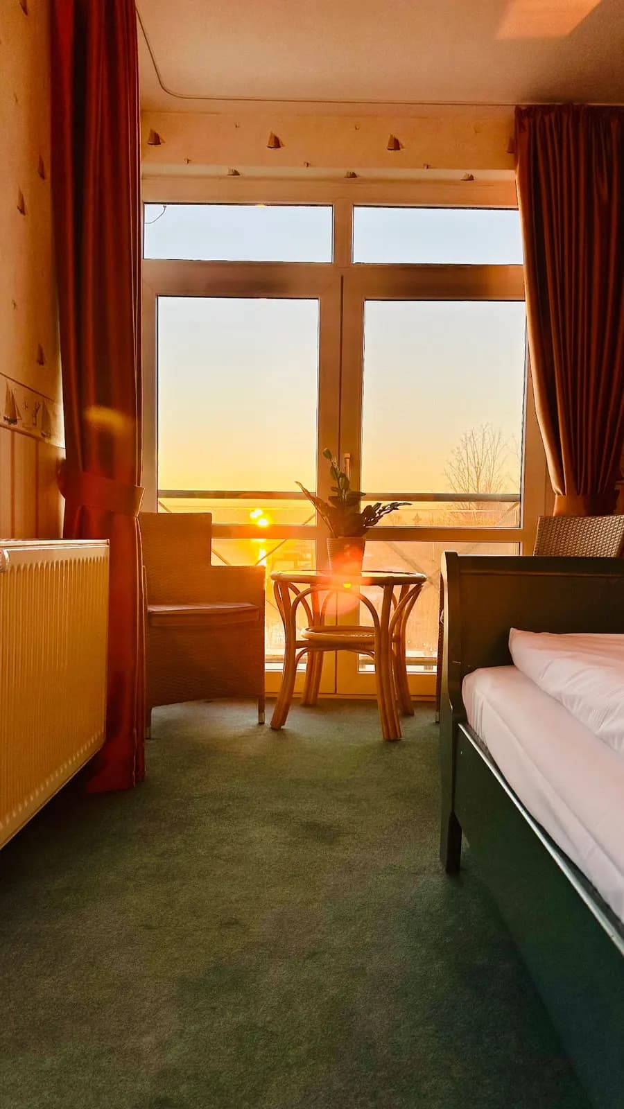 Doppelzimmer 12 mit Weserblick bei Sonnenaufgang