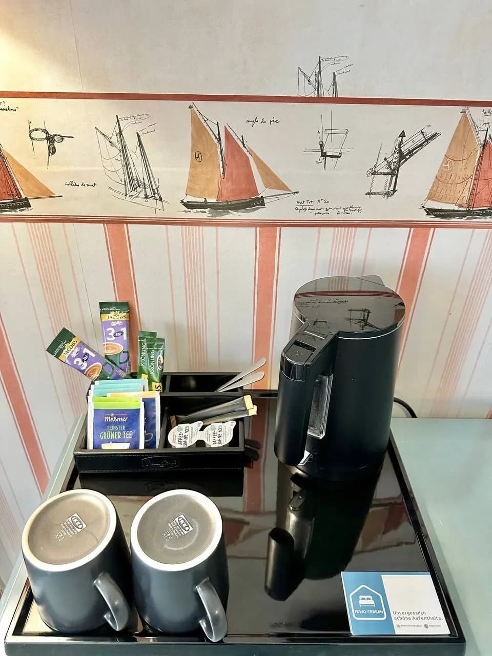 Kaffee, Tee und Wasserkocher auf dem Zimmer