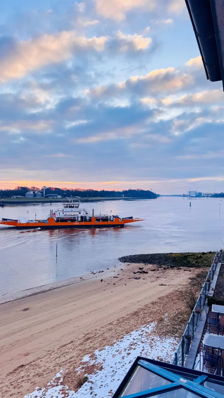 Abendstimmung mit Fähre, gesehen von der Terrasse des Restaurants Weserblick